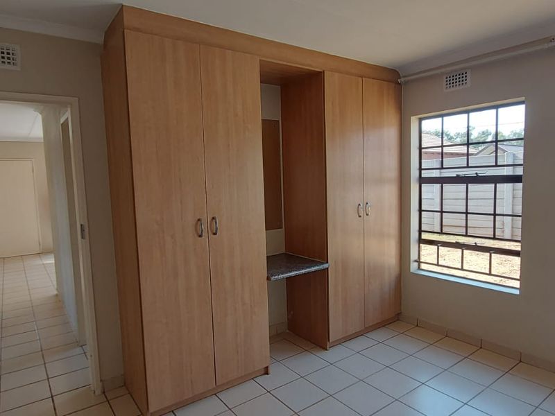 Elegant 3-Bedroom Double Garage Cluster in Prestigious Clayville! - Photo 7