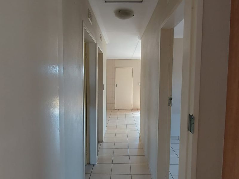 Elegant 3-Bedroom Double Garage Cluster in Prestigious Clayville! - Photo 8