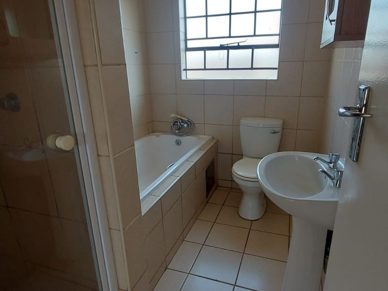 Elegant 3-Bedroom Double Garage Cluster in Prestigious Clayville! - Photo 5