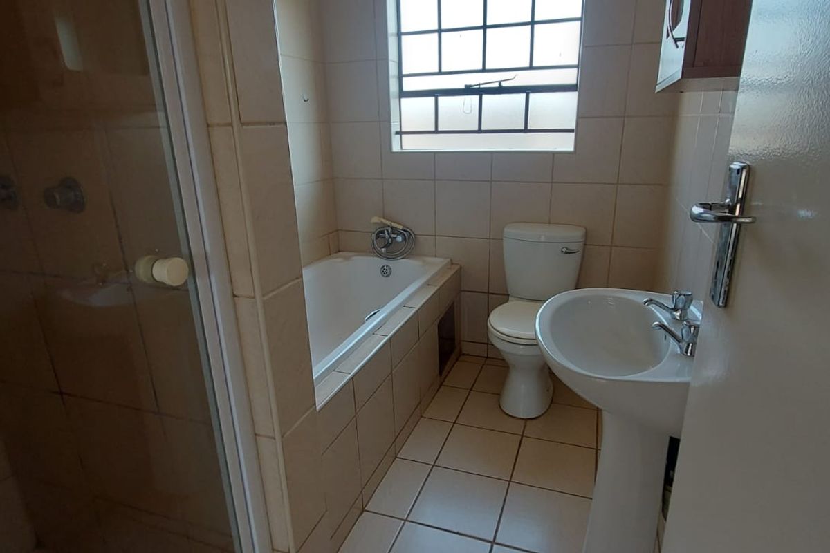 Elegant 3-Bedroom Double Garage Cluster in Prestigious Clayville! - Photo 5