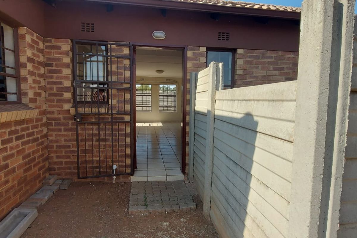 Elegant 3-Bedroom Double Garage Cluster in Prestigious Clayville! - Photo 3