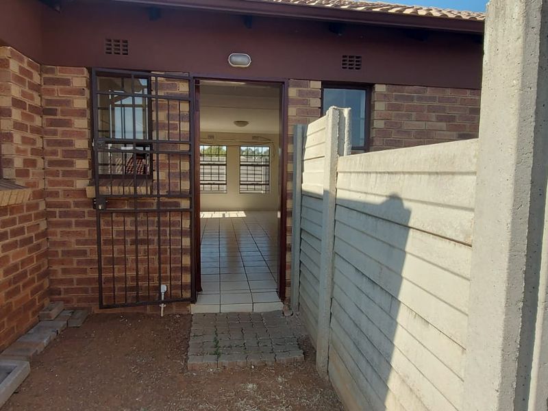 Elegant 3-Bedroom Double Garage Cluster in Prestigious Clayville! - Photo 3