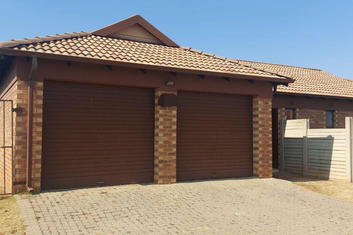 Elegant 3-Bedroom Double Garage Cluster in Prestigious Clayville! - Photo 2