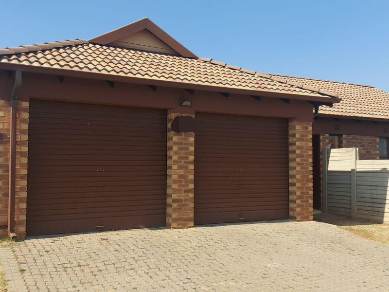 Elegant 3-Bedroom Double Garage Cluster in Prestigious Clayville! - Photo 2