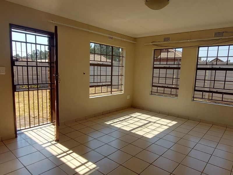 Elegant 3-Bedroom Double Garage Cluster in Prestigious Clayville! - Photo 6