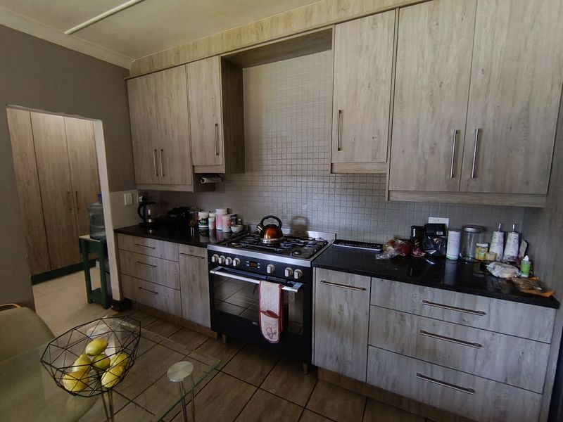 Double storey family home in Central Meyerton - Photo 7