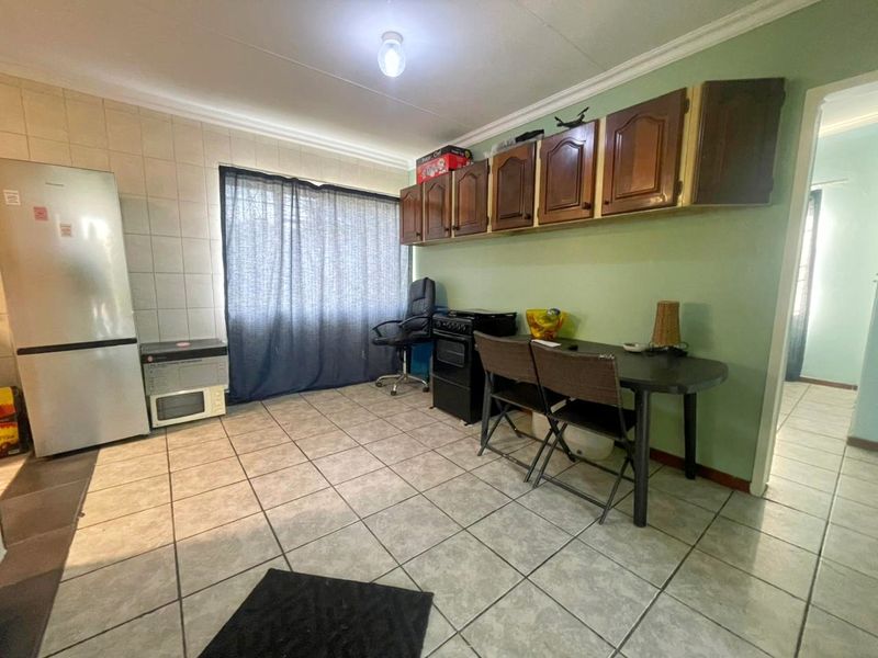 Immaculate Family Home - Photo 8