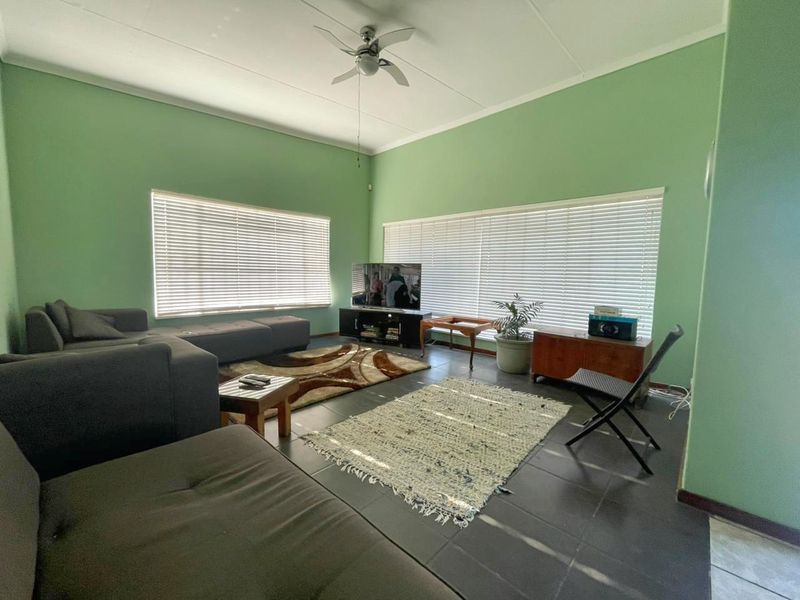 Immaculate Family Home - Photo 5