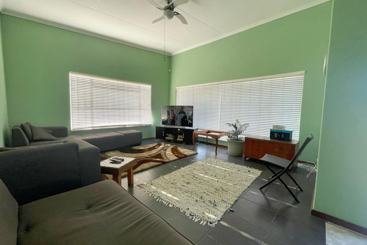 Immaculate Family Home - Photo 5