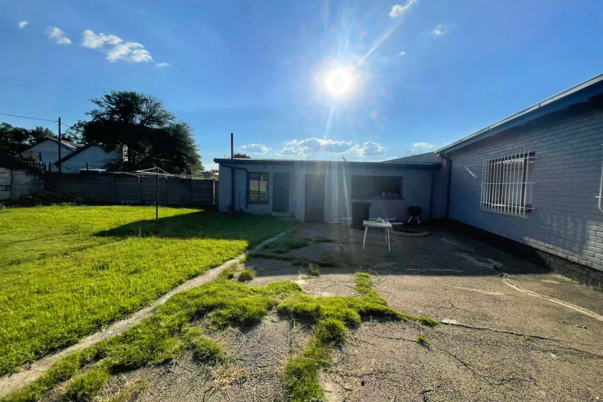 Immaculate Family Home - Photo 3