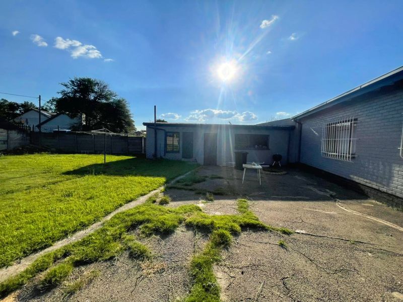 Immaculate Family Home - Photo 3