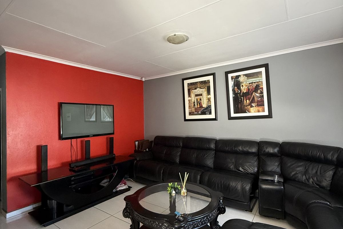 Townhouse Rental Monthly In Witbank - Photo 2