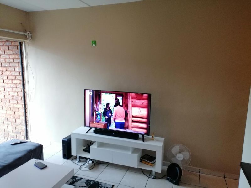 2 Bedroom 1 Bathroom Ground floor unit for sale - Photo 4