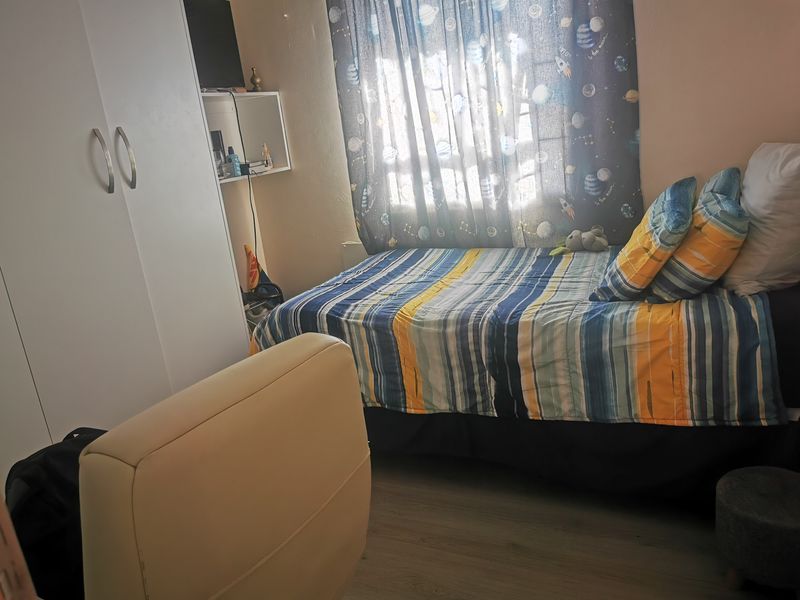 Two bedroom 1 bathroom is available - Photo 3