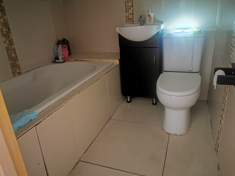 Two bedroom 1 bathroom is available - Photo 5