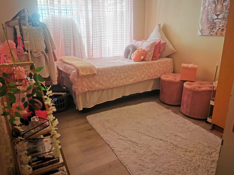 Two bedroom 1 bathroom is available - Photo 4