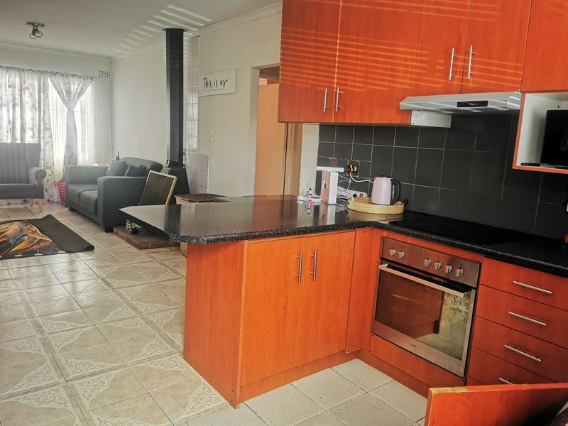 Two bedroom 1 bathroom is available - Photo 2