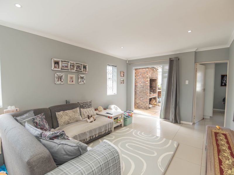 Move-In Ready 3-Bedroom Home with Excellent Security - Photo 7