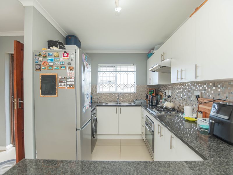 Move-In Ready 3-Bedroom Home with Excellent Security - Photo 6