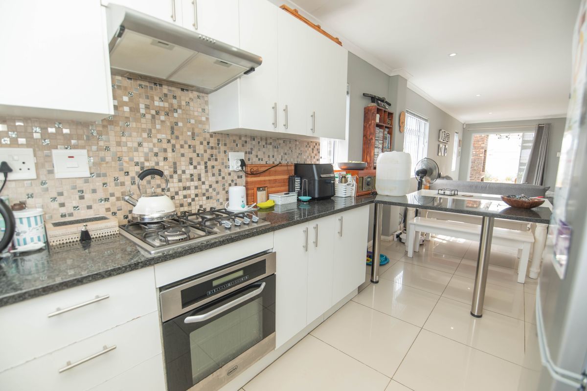 Move-In Ready 3-Bedroom Home with Excellent Security - Photo 4