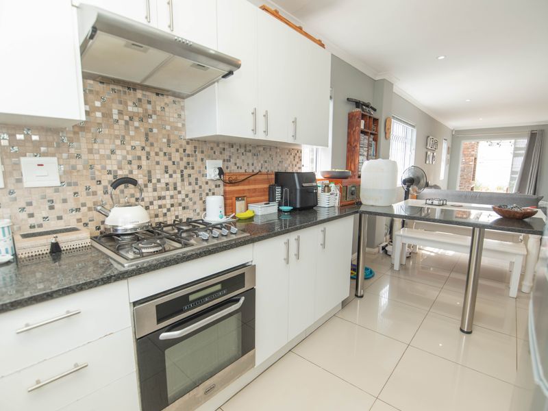 Move-In Ready 3-Bedroom Home with Excellent Security - Photo 4