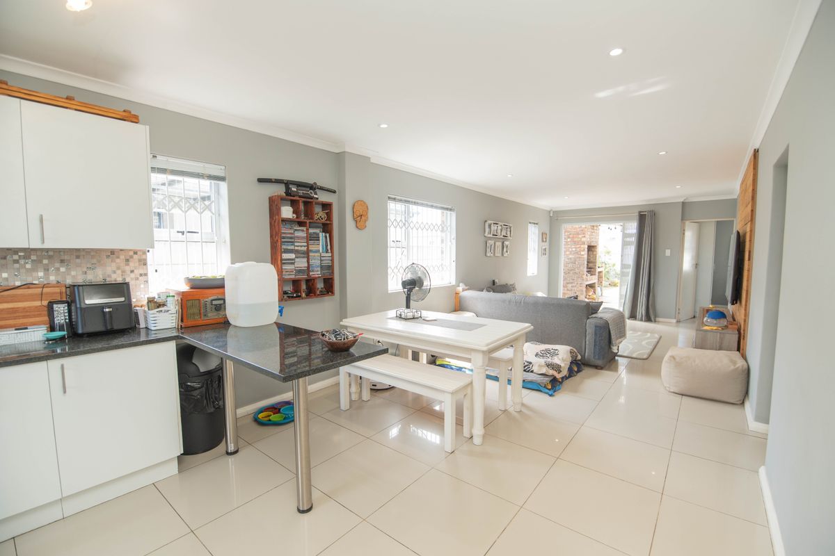 Move-In Ready 3-Bedroom Home with Excellent Security - Photo 5