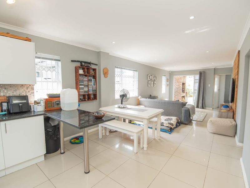 Move-In Ready 3-Bedroom Home with Excellent Security - Photo 5