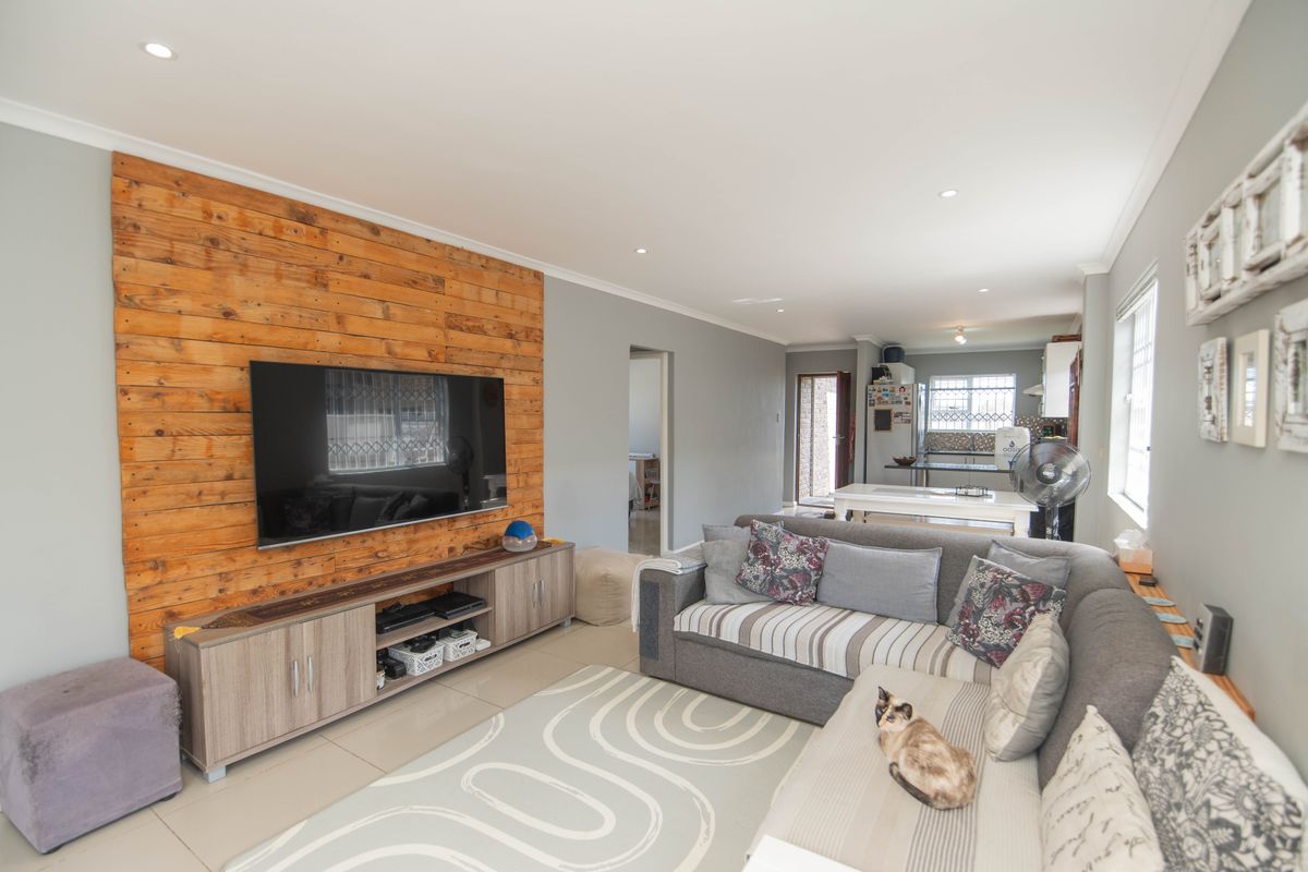 Move-In Ready 3-Bedroom Home with Excellent Security - Photo 3