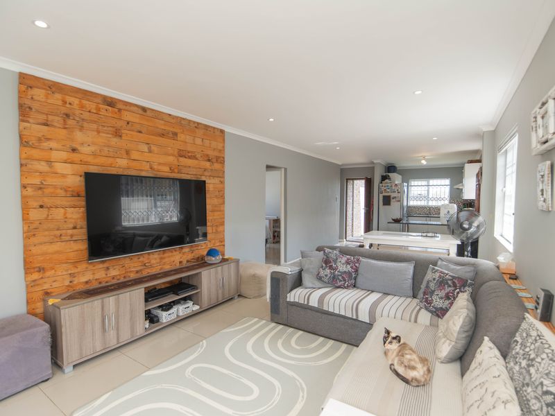 Move-In Ready 3-Bedroom Home with Excellent Security - Photo 3