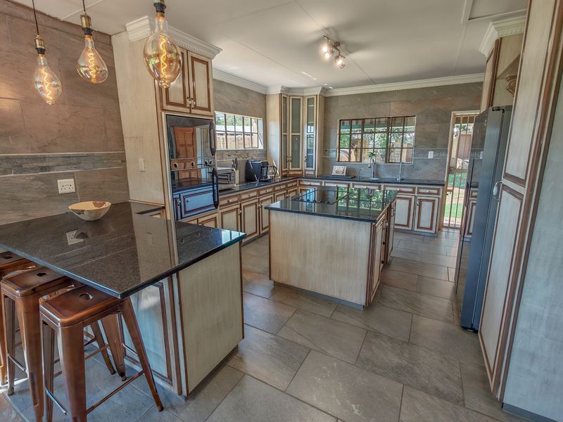 Investment Property in Lindequesdrift for Sale - House with Flatlets and charlets and Wedding Hall - Photo 8