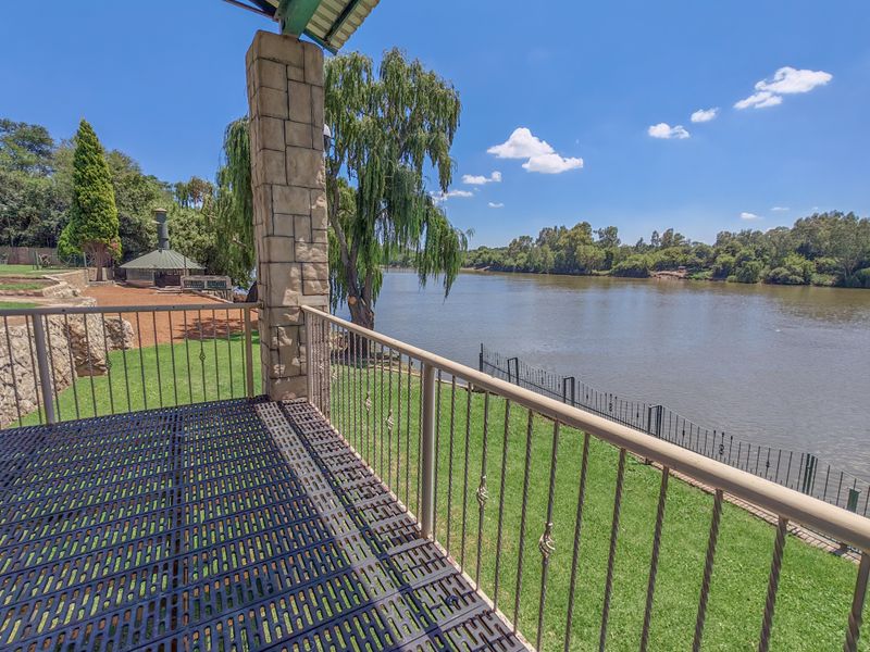 Investment Property in Lindequesdrift for Sale - House with Flatlets and charlets and Wedding Hall - Photo 3