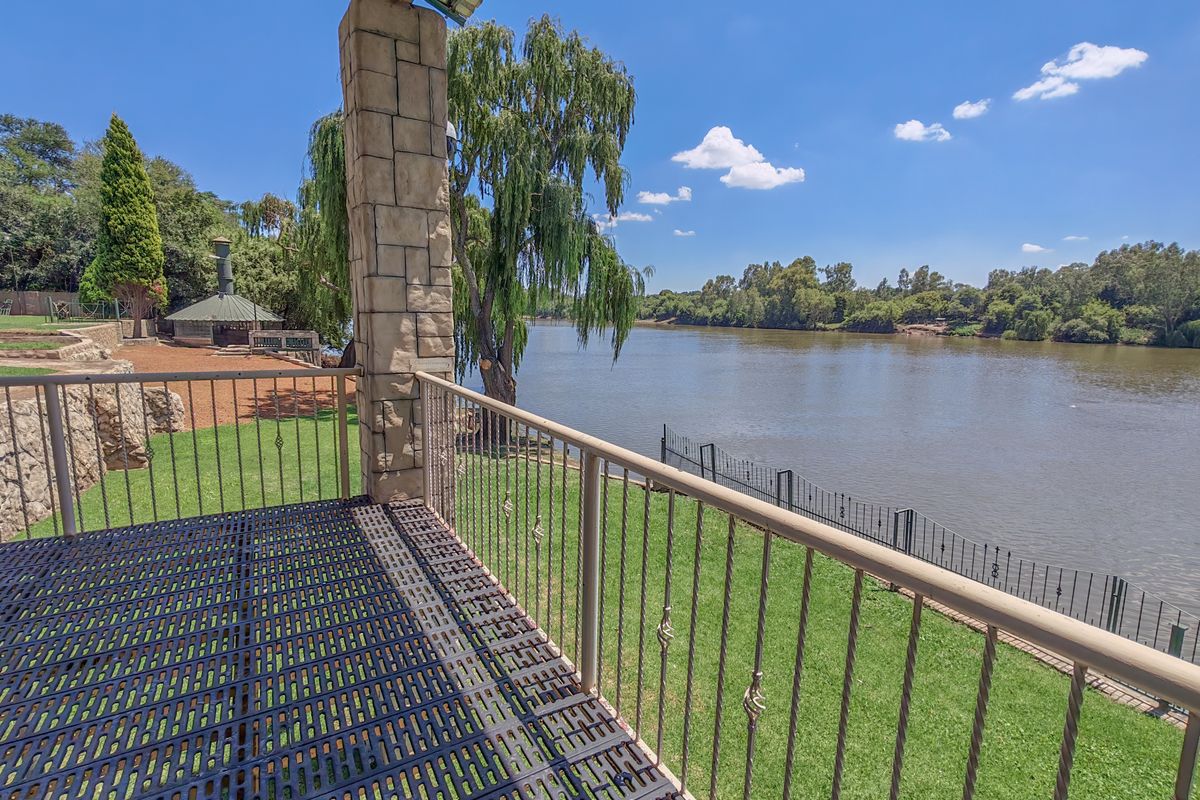 Investment Property in Lindequesdrift for Sale - House with Flatlets and charlets and Wedding Hall - Photo 3