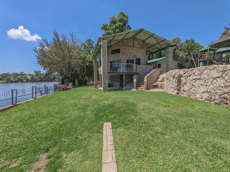 Investment Property in Lindequesdrift for Sale - House with Flatlets and charlets and Wedding Hall - Photo 4