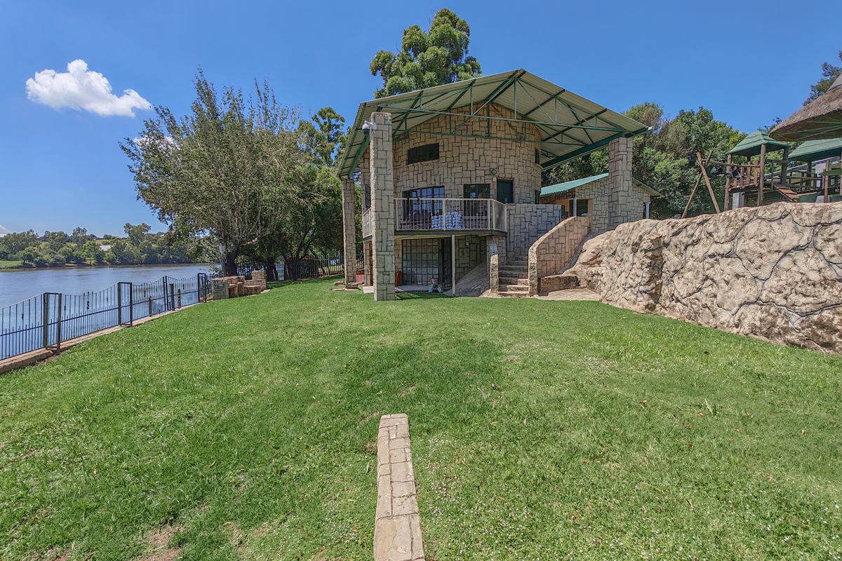 Investment Property in Lindequesdrift for Sale - House with Flatlets and charlets and Wedding Hall - Photo 4