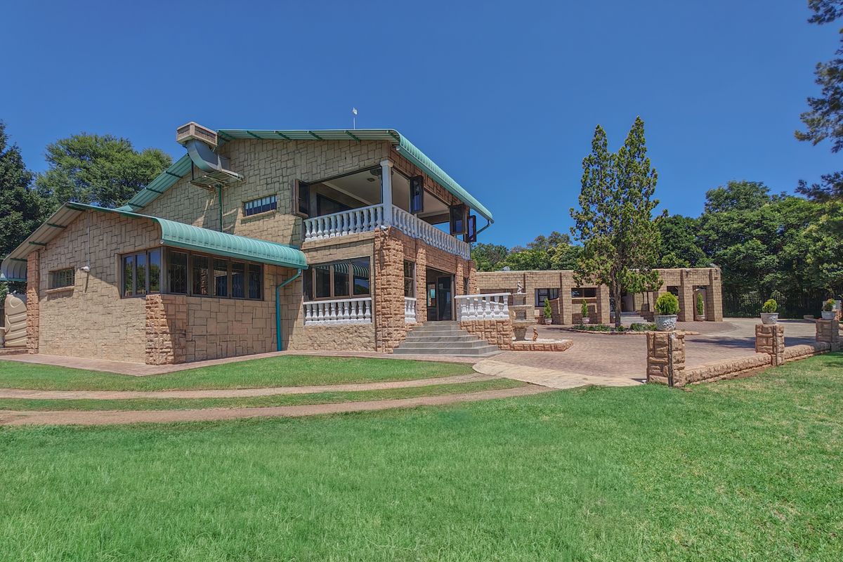 Investment Property in Lindequesdrift for Sale - House with Flatlets and charlets and Wedding Hall - Photo 2