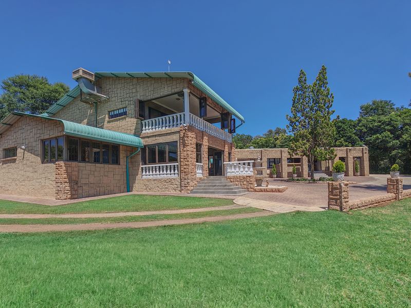 Investment Property in Lindequesdrift for Sale - House with Flatlets and charlets and Wedding Hall - Photo 2