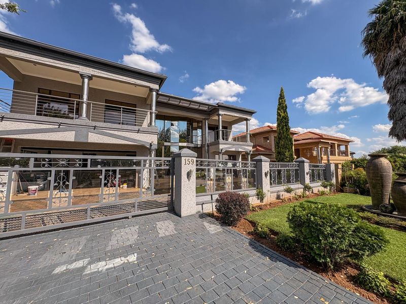 Newly Renovated Family Home in Helderwyk - Photo 2