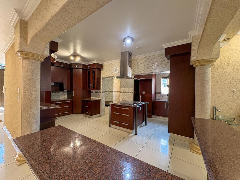 Newly Renovated Family Home in Helderwyk - Photo 4