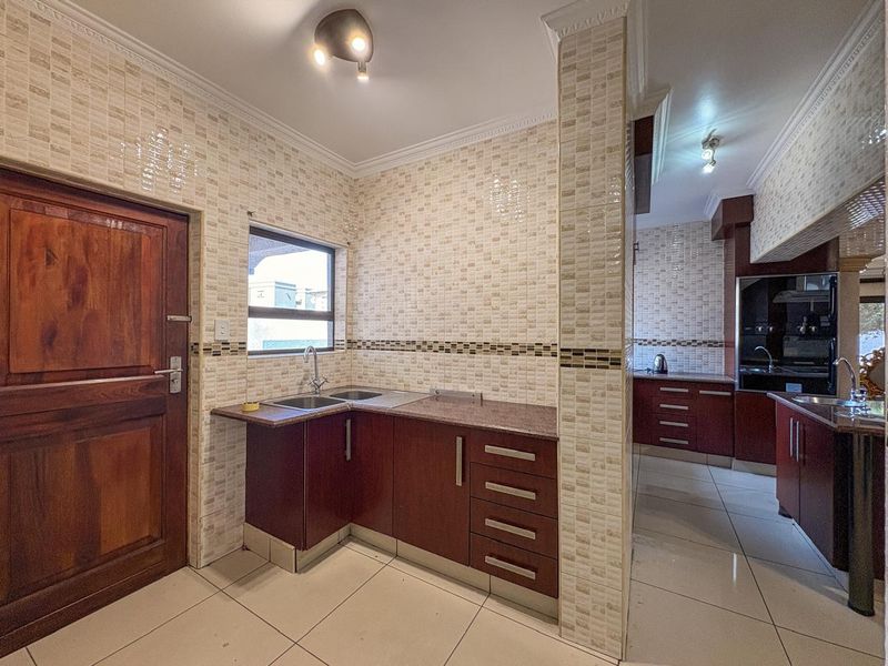 Newly Renovated Family Home in Helderwyk - Photo 9