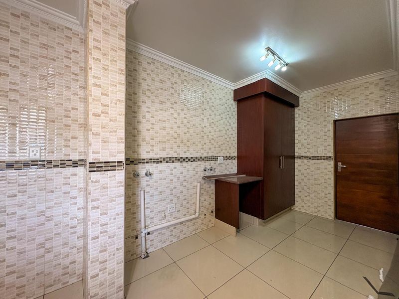 Newly Renovated Family Home in Helderwyk - Photo 8