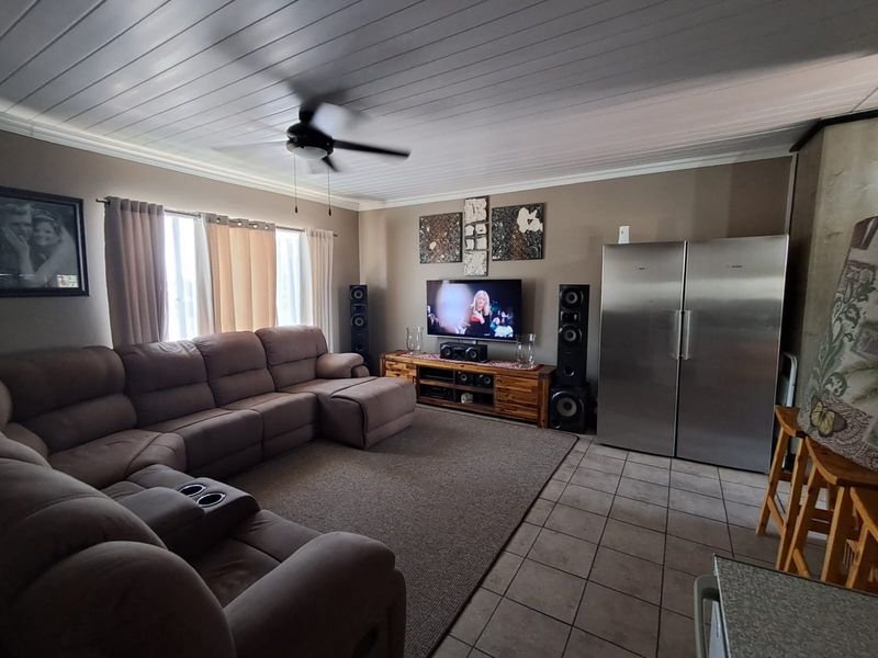 3-Bedroom 1st Floor Townhouse with Private Garden in Birchleigh - Photo 7