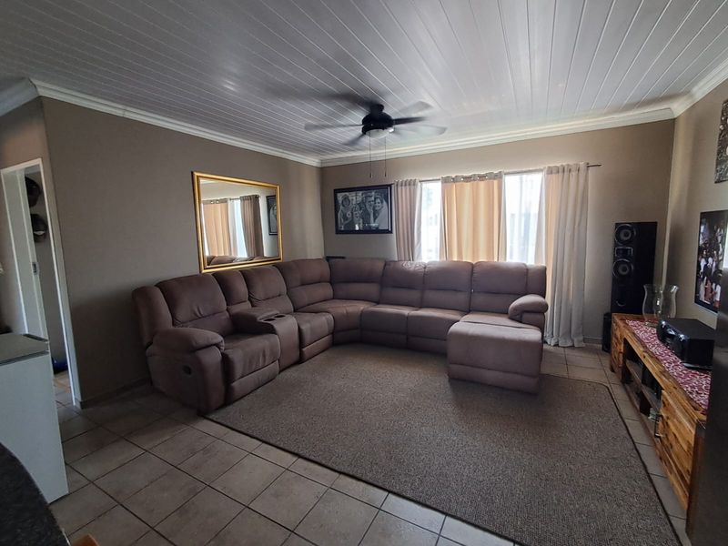 3-Bedroom 1st Floor Townhouse with Private Garden in Birchleigh - Photo 6