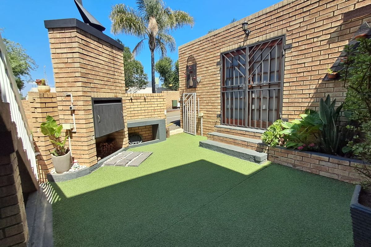 3-Bedroom 1st Floor Townhouse with Private Garden in Birchleigh - Photo 3