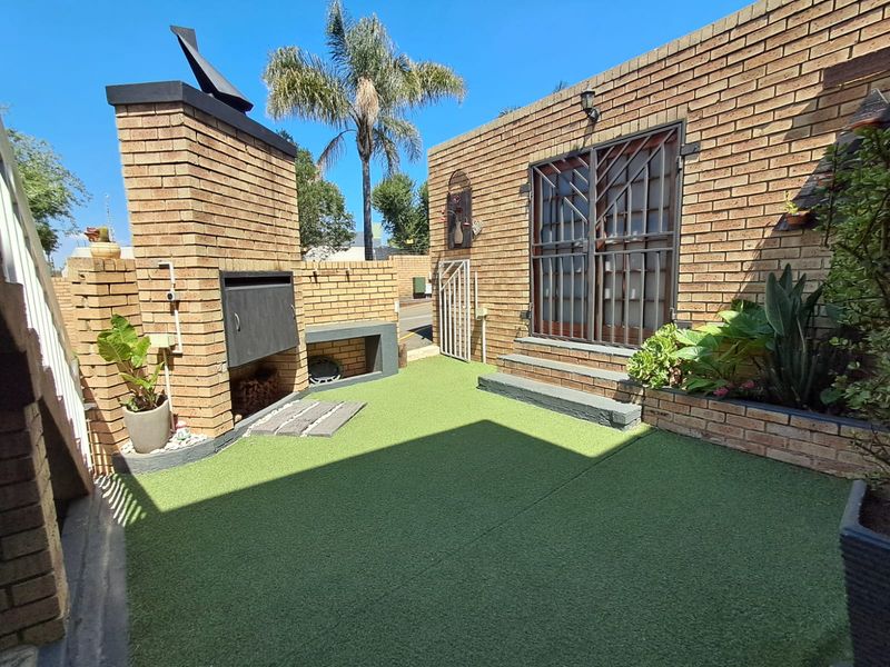 3-Bedroom 1st Floor Townhouse with Private Garden in Birchleigh - Photo 3