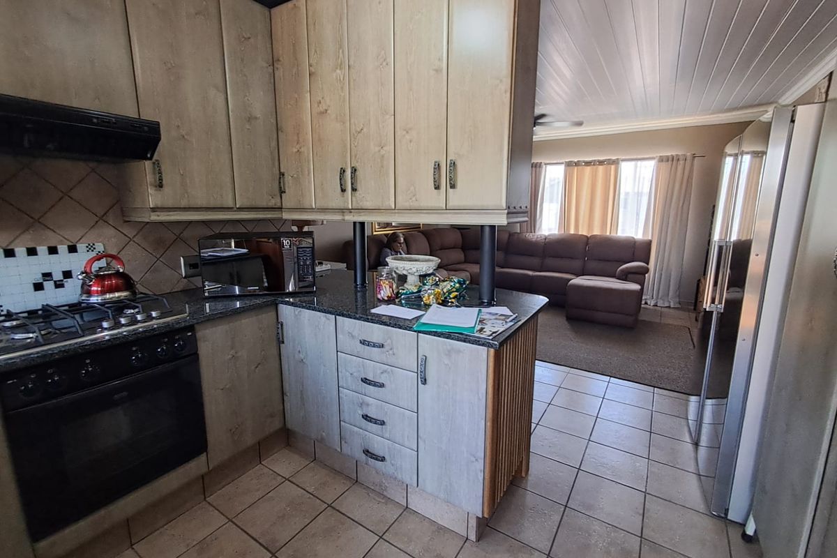 3-Bedroom 1st Floor Townhouse with Private Garden in Birchleigh - Photo 4