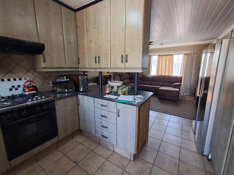 3-Bedroom 1st Floor Townhouse with Private Garden in Birchleigh - Photo 4