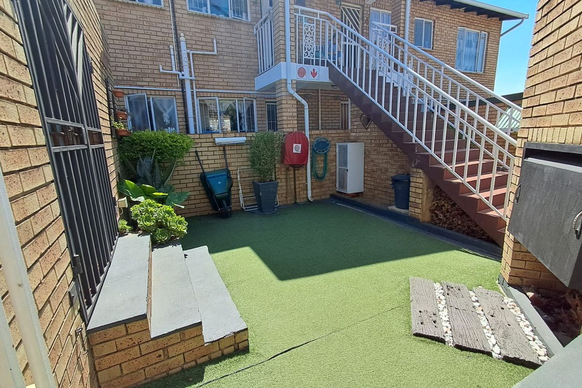 3-Bedroom 1st Floor Townhouse with Private Garden in Birchleigh - Photo 2