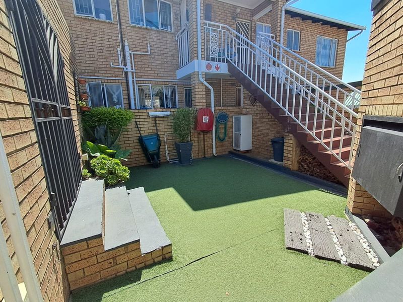 3-Bedroom 1st Floor Townhouse with Private Garden in Birchleigh - Photo 2