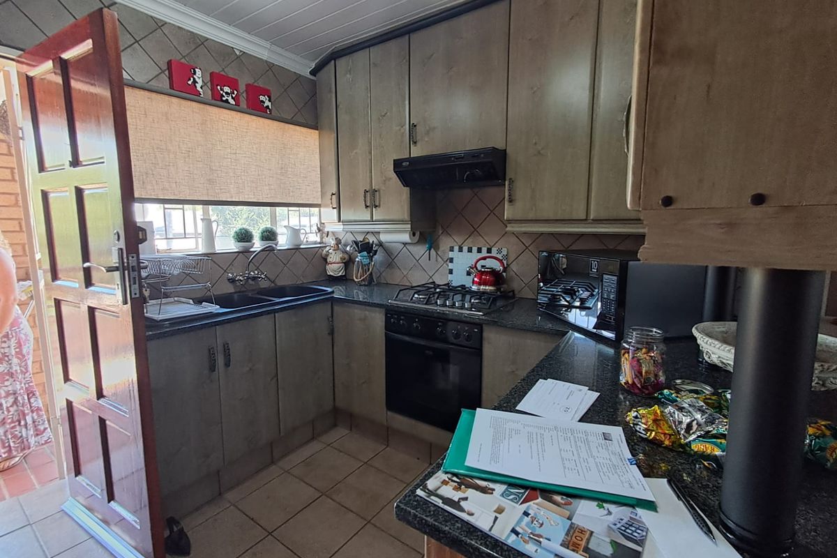 3-Bedroom 1st Floor Townhouse with Private Garden in Birchleigh - Photo 5