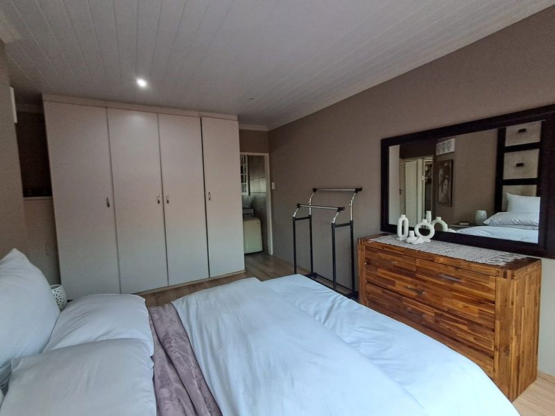 3-Bedroom 1st Floor Townhouse with Private Garden in Birchleigh - Photo 10